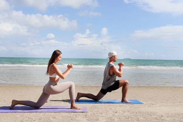 Buddy Athlet Frau Mann Macht Yoga Und Stretching Körper Strand — Stockfoto