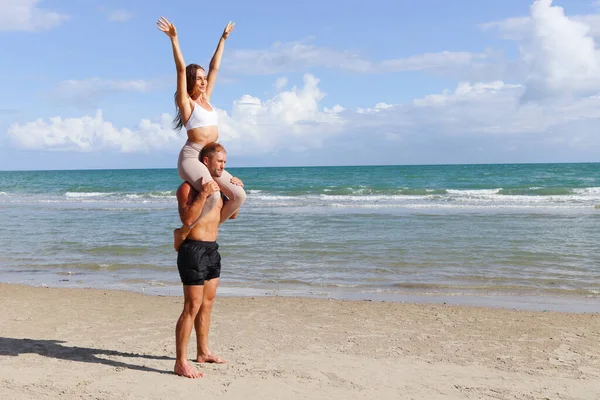 Junges Paar Reitet Huckepack Sommerstrand Verbringt Zeit Miteinander Sportliebhaber Machen — Stockfoto