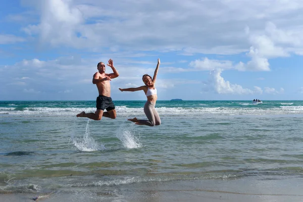 Gelukkig Paar Springen Samen Aan Kust Van Tropische Oceaan Blauwe — Stockfoto