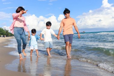 Dört kişilik mutlu bir aile yaz tatilinde birlikte vakit geçirir. Ebeveynler ve çocuklar el ele tutuşur ve tropik deniz sahillerinde yürürler. Anne baba ve çocuklar hafta sonları dinlenir ve dinlenirler.. 