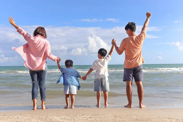 Lycklig Familj Fyra Tillbringa Tid Och Kul Tillsammans Sommarsemester Semester — Stockfoto