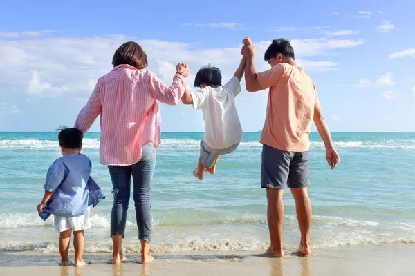 Lycklig Familj Fyra Tillbringar Tid Tillsammans Semester Semester Glada Föräldrar — Stockfoto