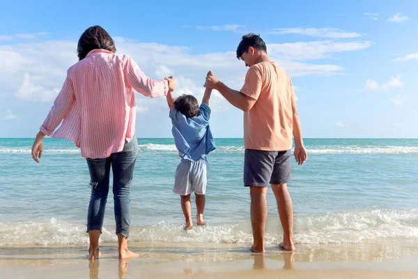 Lycklig Familj Tre Tillbringa Tid Tillsammans Sommarsemester Semester Glada Föräldrar — Stockfoto