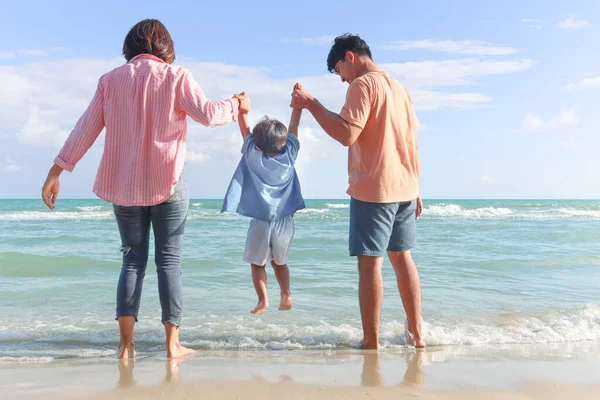 Familia Feliz Tres Pasar Tiempo Juntos Vacaciones Verano Padres Alegres — Foto de Stock