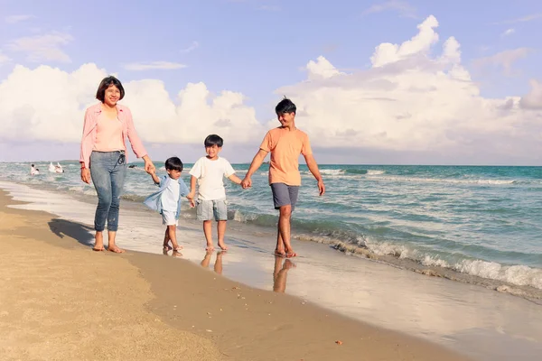 Familia Feliz Cuatro Pasar Tiempo Juntos Vacaciones Verano Padres Hijos — Foto de Stock