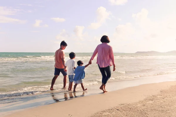 Familia Feliz Cuatro Pasar Tiempo Juntos Vacaciones Verano Padres Hijos — Foto de Stock