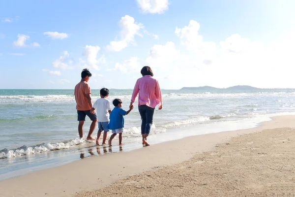 Familia Feliz Cuatro Pasar Tiempo Juntos Vacaciones Verano Padres Hijos — Foto de Stock
