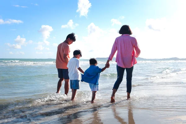 Familia Feliz Cuatro Pasar Tiempo Juntos Vacaciones Verano Padres Hijos — Foto de Stock