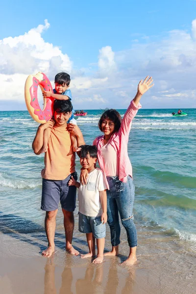 Familia Feliz Cuatro Pasar Tiempo Juntos Playa Arena Tropical Padre — Foto de Stock