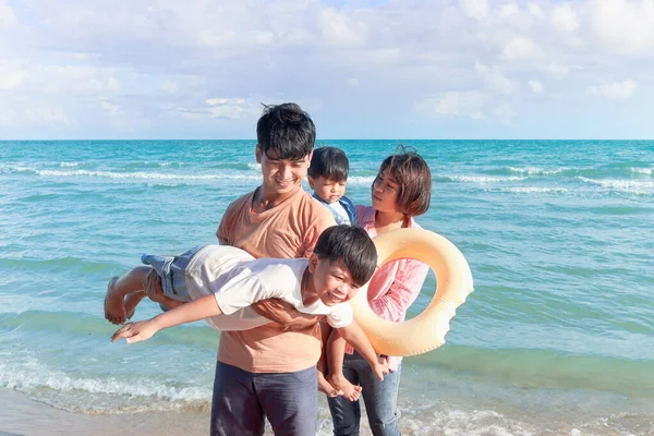 Família Feliz Quatro Passar Tempo Juntos Praia Areia Tropical Pai — Fotografia de Stock