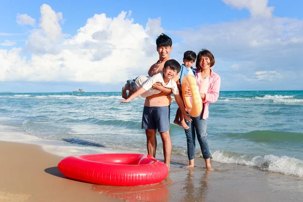 Щаслива Сім Чотирьох Проводить Час Разом Тропічному Піщаному Пляжі Батько — стокове фото