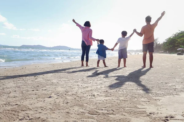 Familia Feliz Cuatro Pasar Tiempo Divertirse Juntos Vacaciones Verano Padres — Foto de Stock