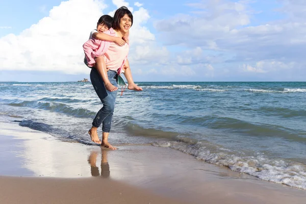 Madre Acariciando Hijo Playa Jugando Juntos Las Vacaciones Verano Padres — Foto de Stock