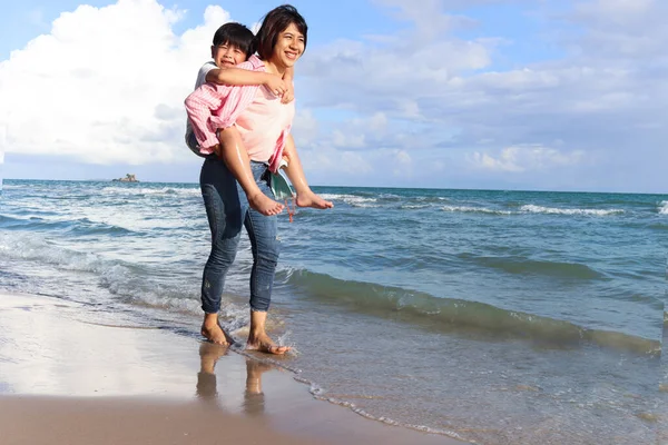 Madre Acariciando Hijo Playa Jugando Juntos Las Vacaciones Verano Padres — Foto de Stock