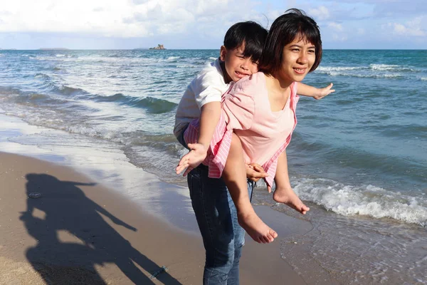 Madre Acariciando Hijo Playa Jugando Juntos Las Vacaciones Verano Padres — Foto de Stock