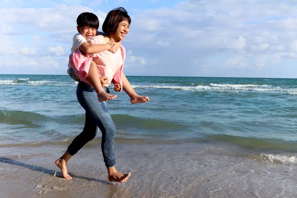 Madre Acariciando Hijo Playa Jugando Juntos Las Vacaciones Verano Padres — Foto de Stock