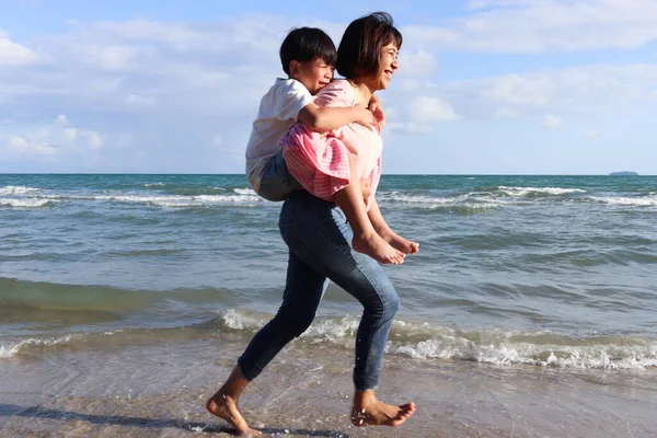 Madre Acariciando Hijo Playa Jugando Juntos Las Vacaciones Verano Padres — Foto de Stock