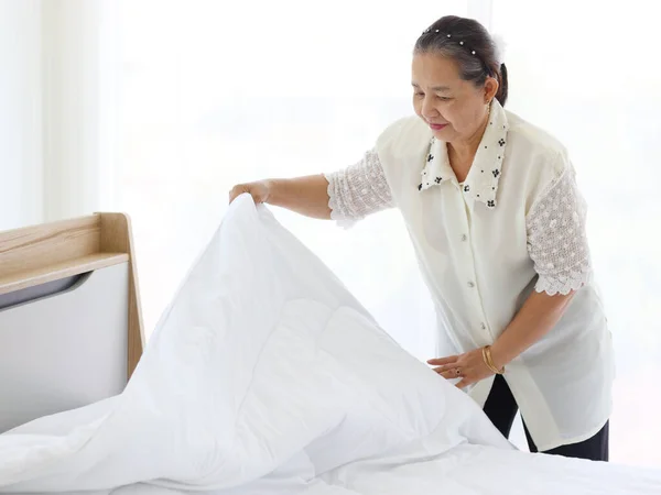 Щаслива Усміхнена Азіатська Старша Жінка Прибирає Робить Ліжко Спальні Бабуся — стокове фото