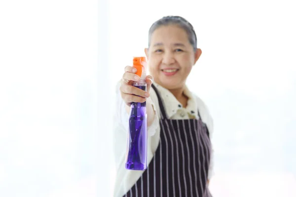 Azji Seniorzy Kobieta Gospodyni Gospodarstwa Domowego Gospodarstwa Sprayu Sprzątania Domu — Zdjęcie stockowe