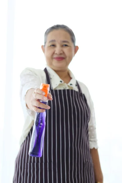 Азиатская Пожилая Женщина Домохозяйка Проводит Уборку Спрей Очистки Дома Камеру — стоковое фото