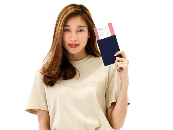 Ευτυχισμένη Όμορφη Ασιάτισσα Ταξιδιώτισσα Που Έχει Διαβατήριο Και Κάρτα Επιβίβασης — Φωτογραφία Αρχείου