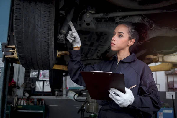 Vrouwelijke Auto Monteur Werkgarage Auto Service Technicus Vrouw Controleren Repareren — Stockfoto