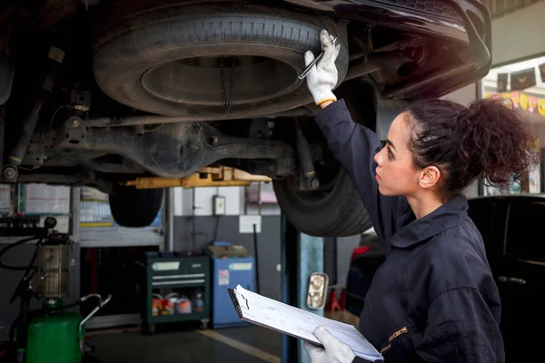 Vrouwelijke Auto Monteur Werkgarage Auto Service Technicus Vrouw Controleren Repareren — Stockfoto