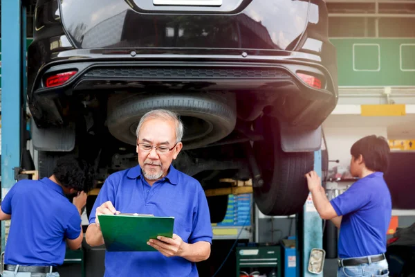 Senior Předák Kontrolní Seznam Servisu Oprav Vozidel Při Dvou Mechanických — Stock fotografie