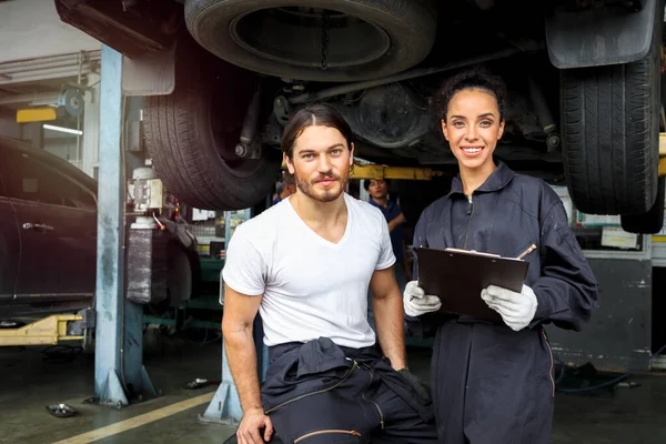 Dois Mecânicos Que Trabalham Garagem Homem Técnico Serviço Carro Mulher — Fotografia de Stock