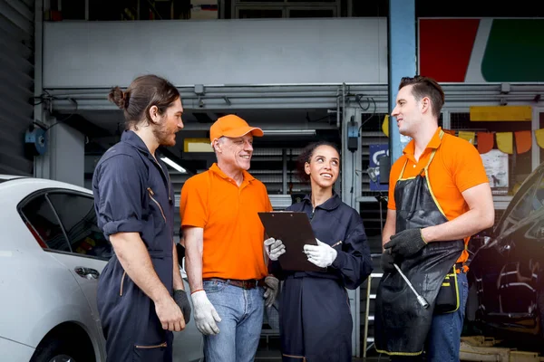 Grupo Quatro Homens Técnicos Serviço Carro Mulher Conversando Local Trabalho — Fotografia de Stock