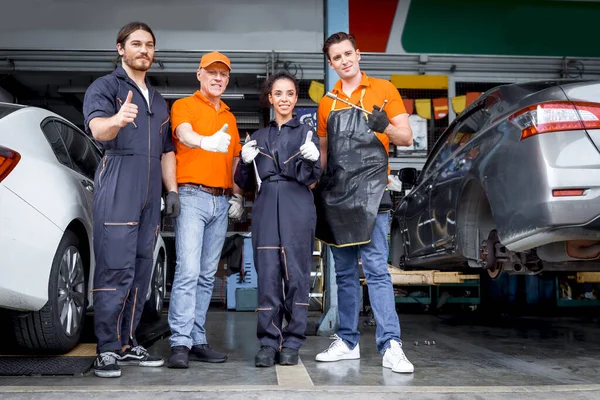 Grupo Quatro Homens Técnicos Serviço Carro Mulher Dando Polegares Até — Fotografia de Stock