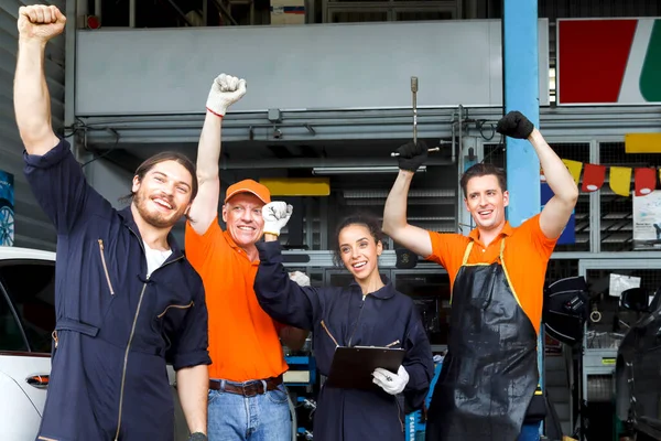 Grupo Feliz Alegre Quatro Técnicos Serviço Homens Mulheres Levantando Mãos — Fotografia de Stock