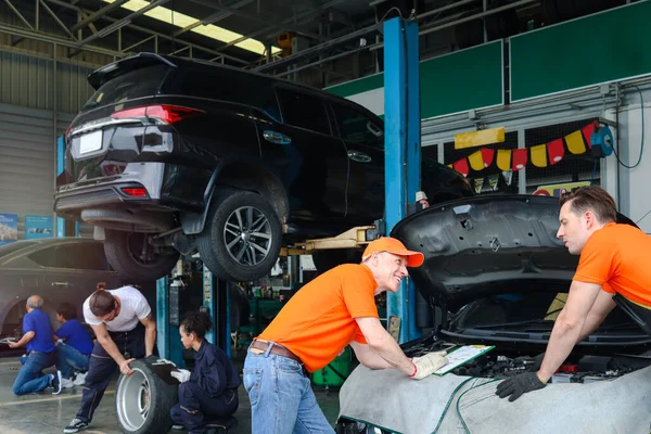 Trabalhadores Mecânicos Que Trabalham Com Motor Garagem Técnico Serviço Carro — Fotografia de Stock