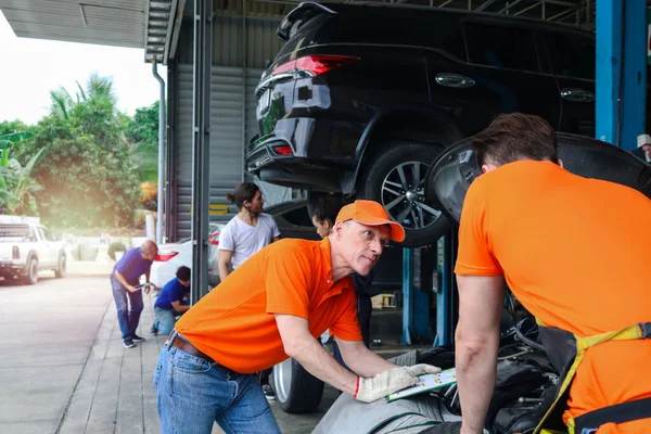 Szerelő Munkások Dolgozik Motor Garázsban Autószerviz Technikus Ellenőrzése Javítása Ügyfél — Stock Fotó