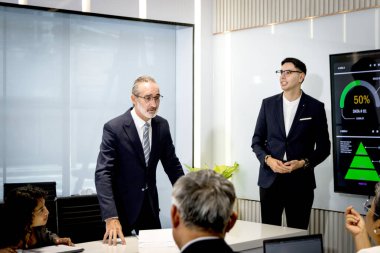 Bir grup farklı iş adamı seminer konferansında. Toplantıda sunum yaparak başarılı bir konuşmacı eğitme ve deneyimleri izleyicilerle paylaşma başarısı gösterdi. Katılımcılar soru sormakla meşgul.