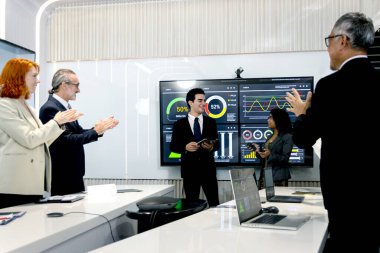 Çeşitli iş adamları konferansta. Neşeli subay fikir alışverişinde bulunuyor ve toplantı sırasında sunumları dinliyor. Konuşmacı sunumunu bitirdikten sonra takdir etmek için alkışlayan seyirciler.