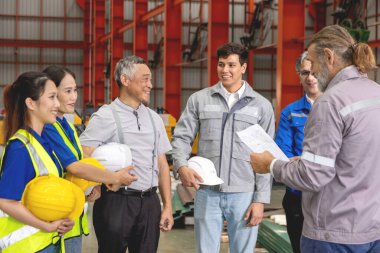 Üretim fabrikasında çalışmadan önce ekibine brifing veren çeşitli mühendislerin yöneticisi. Lider, sanayi bölgesindeki ekibe brifing veriyor. İşçi müdürü bir fabrikada site toplantısı düzenliyor..