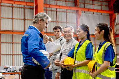 Üretim fabrikasında çalışmadan önce ekibine brifing veren çeşitli mühendislerin yöneticisi. Lider, sanayi bölgesindeki ekibe brifing veriyor. İşçi müdürü bir fabrikada site toplantısı düzenliyor..