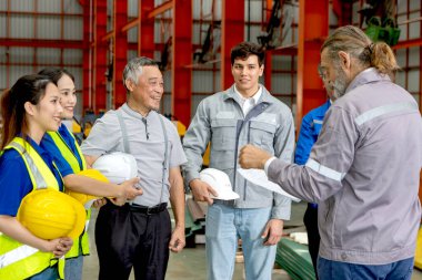 Üretim fabrikasında çalışmadan önce ekibine brifing veren çeşitli mühendislerin yöneticisi. Lider, sanayi bölgesindeki ekibe brifing veriyor. İşçi müdürü bir fabrikada site toplantısı düzenliyor..