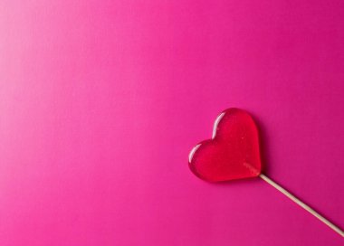 Pembe arka planda pembe lolipop kalp