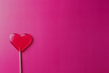 Pembe arka planda pembe lolipop kalp