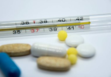 Beyaz arka planda ilaçlı cıva termometresi