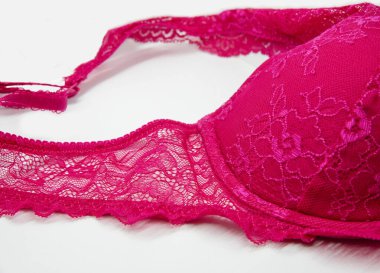 Beyaz arka planda sıcak pembe dantel sütyen