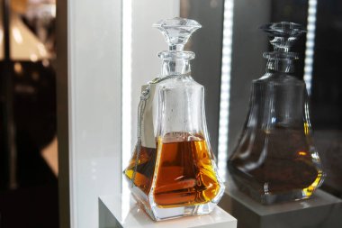 Raftaki cam sürahide konyak var. Eski Şarap Üreticilerinin Alkolik Ürünleri Sergisi