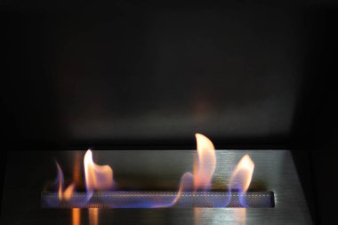 Alevli bir gaz şöminesi parçası. Boşluğu kopyala