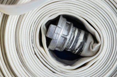 Yangın hortumu. Binalardaki ve binalardaki yangını söndürmek için ekipman. Yakın plan.