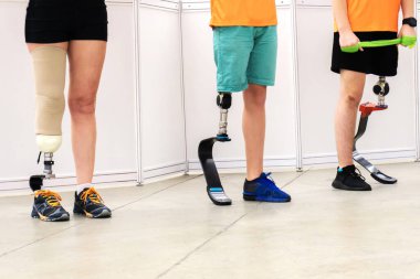 Kesilmiş uzuvları olan insanlar aktif bir yaşam tarzı sürerler. Spor için protez çalıştırıyorum. Kesilmiş çerçeve. Yüzü yok.