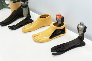 Protez bacak. Marketteki tezgahın üzerinde yapay ayak var. Protez uzuvlar