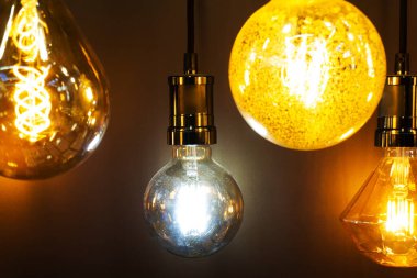 Retro tarzı LED lambalar. Dükkanda ışıklandırma malzemesi ticareti. Yakın plan.