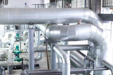 Endüstriyel ısıtma sistemi. Gaz kazanı, nüfusa sıcak su sağlıyor..